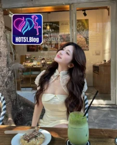 Read more about the article Download Hot51 Terbaru Kenali Sosok Evelyn yang Memikat